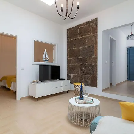 Vista Al Muelle By Hh *