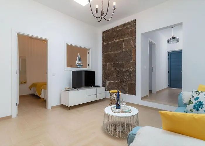 Vista Al Muelle By Hh *